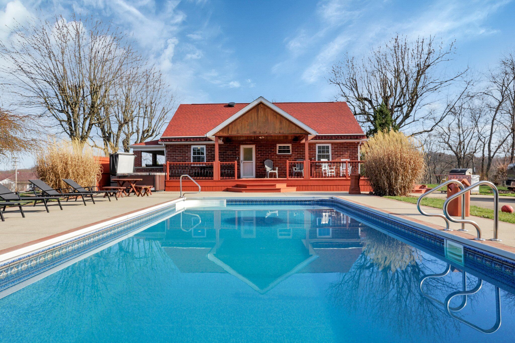 Pickle Hill - pool, pickleball court, sauna, near Hocking Hills, sleeps 10!