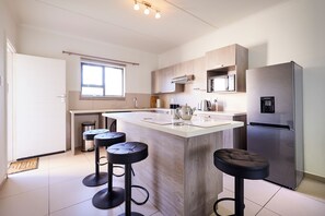 Mikrobølgeovn, ovn, kogeplade, elkedel