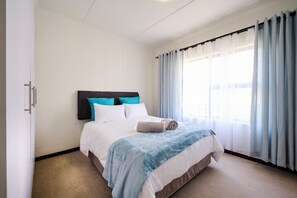2 bedrooms, iron/ironing board, WiFi, bed sheets - Cozy Escape: 2 Bedroom Apartment. Sleeps 4. Centrally located. Family-friendly. (Midrand)