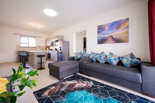Cozy Escape: 2 Bedroom Apartment. Sleeps 4. Centrally located. Family-friendly.