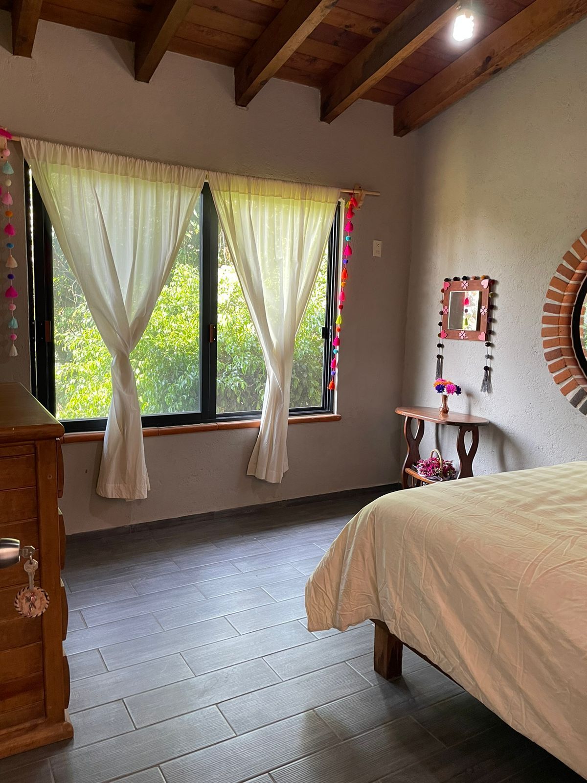 1 habitación, cortinas blackout y tabla de planchar con plancha 