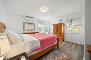 2 chambres, bureau, fer et planche à repasser, lit parapluie