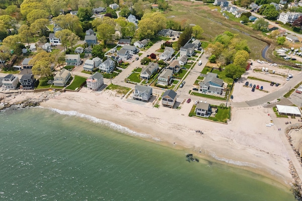 靠近海滩、沙滩椅、沙滩毛巾