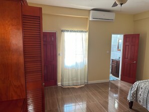 1 dormitorio, tabla de planchar con plancha, wifi y ropa de cama