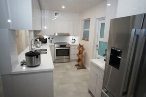 Fridge, microwave, oven, stovetop - Cozy Miami Casita - Entire House w/ Private Pool (Miami)