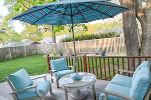 Terrace/patio - Charming retreat near the ocean with a firepit, deck, AC, &  kayaks (South Yarmouth)