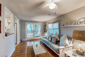 TV - Charming retreat near the ocean with a firepit, deck, AC, &  kayaks (South Yarmouth)