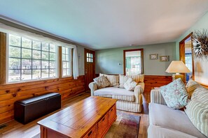 TV - Charming retreat near the ocean with a firepit, deck, AC, &  kayaks (South Yarmouth)