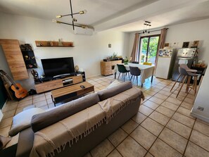 Smart TV, table tennis, stereo - Nice house near Avignon and St Remy de Provence With pool, garden, parking. (Châteaurenard)