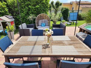 Outdoor dining - Nice house near Avignon and St Remy de Provence With pool, garden, parking. (Châteaurenard)