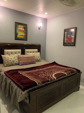 3 bedrooms, iron/ironing board, WiFi, bed sheets
