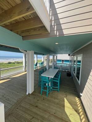 Outdoor dining - Front Row Luxury - 5 Bedrooms, 2 Decks, 4 Swings, Outdoor Bar - Sleeps 19 (Bolivar Peninsula)