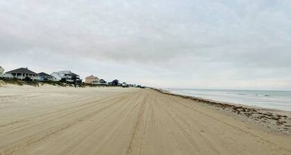 Front Row Luxury - 5 Bedrooms, 2 Decks, 4 Swings, Outdoor Bar - Sleeps 19