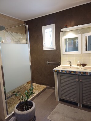 Shower, hair dryer, towels