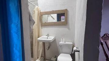 スタンダード ルーム | バスルーム | バスアメニティ (無料)、石鹸、トイレットペーパー