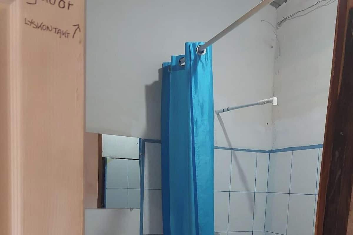 Family Single Room | Bathroom | Free toiletries, soap, toilet paper