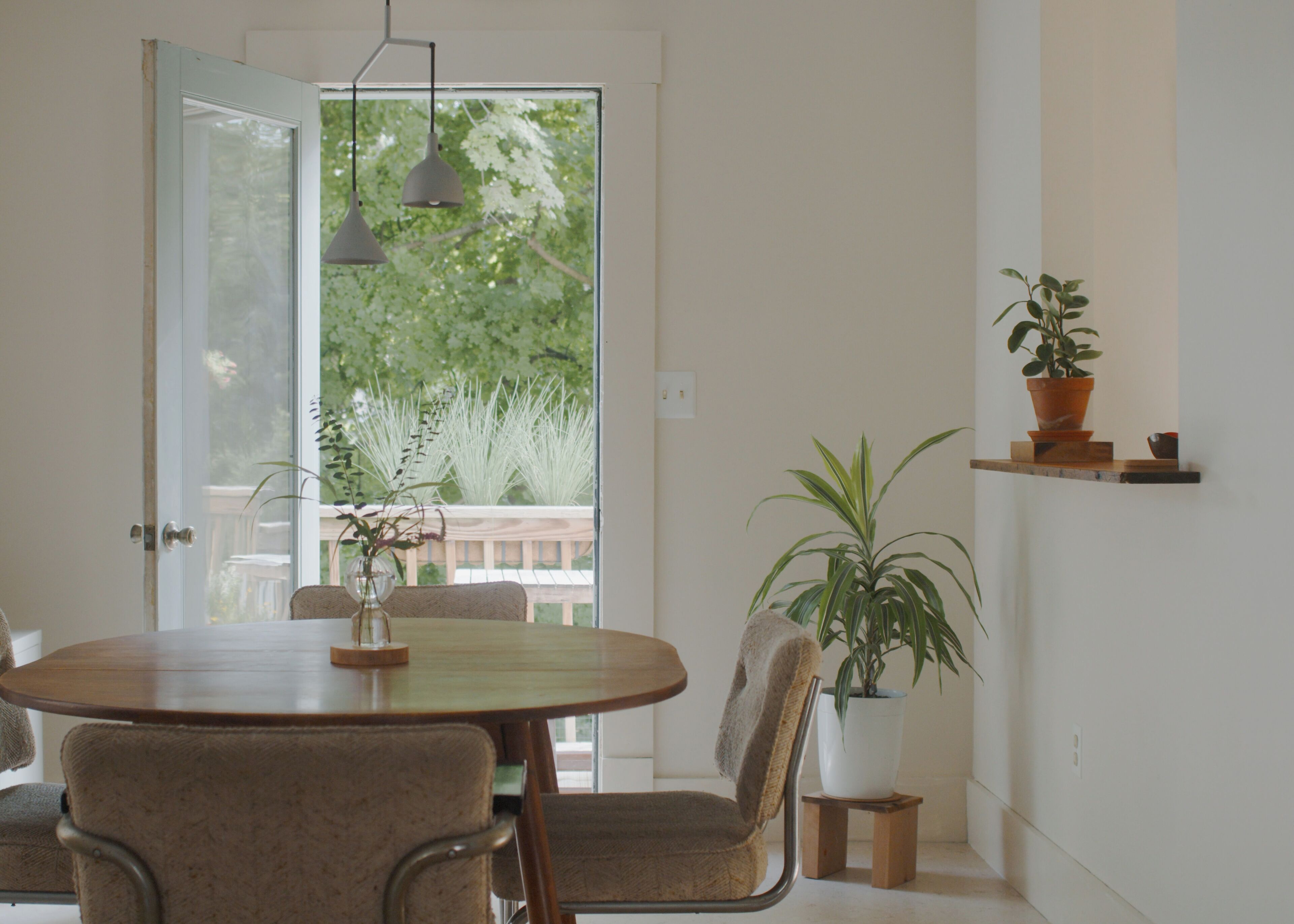 A light and spacious house with deck in the heart of historic Kingston