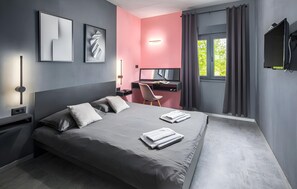 3 habitaciones, escritorio, tabla de planchar con plancha y wifi gratis 