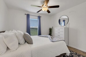 4 habitaciones, escritorio y tabla de planchar con plancha