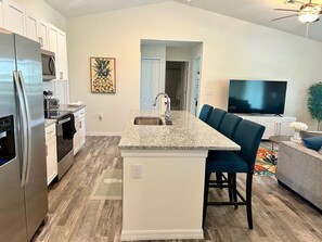 Réfrigérateur, micro-ondes, four, plaque de cuisson