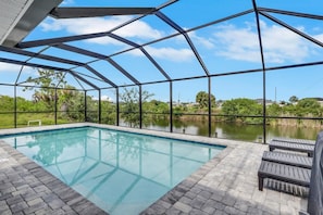 Una piscina interior con vistas despejadas del paisaje circundante.
