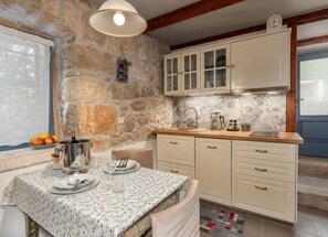 Kylskåp, spishäll, diskmaskin och kaffe- och tebryggare