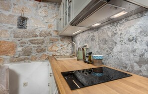 Frigorífico, microondas, placa de cocina y lavavajillas