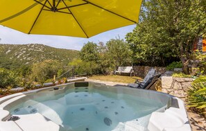 Bañera de hidromasaje al aire libre