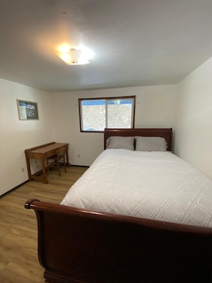 4 bedrooms, desk, free WiFi, bed sheets
