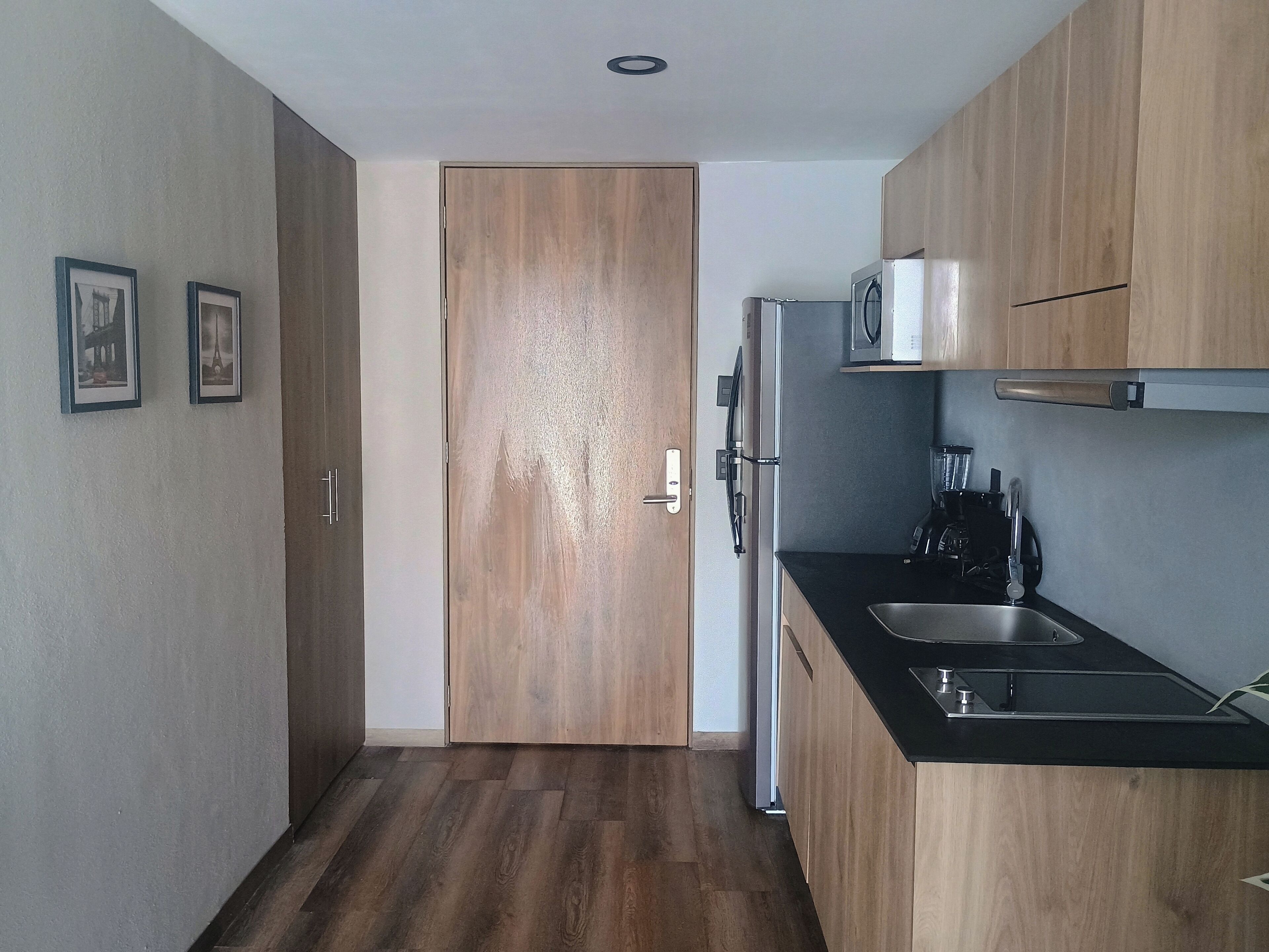 Refrigerador, microondas, placa de cocina, cafetera/tetera