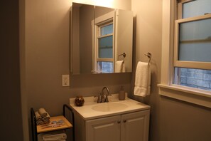 シャワー、ヘアドライヤー、タオル、石鹸