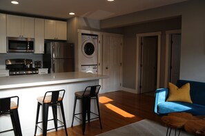 冷蔵庫、電子レンジ、オーブン、コンロ