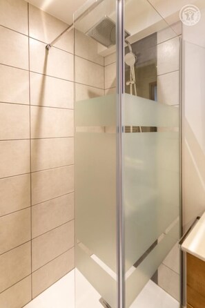 Douche, séchoir à cheveux, serviettes fournies