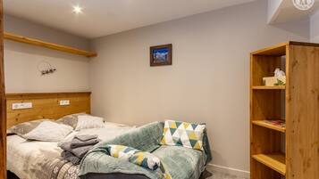 Een strijkplank/strijkijzer, gratis wifi, beddengoed