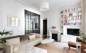 Living area - Appartement Haussmannien 80m2, 2 Chambres, Calme et Lumineux, 5min Gare du Nord (Paris)