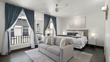 2 habitaciones, escritorio y tabla de planchar con plancha