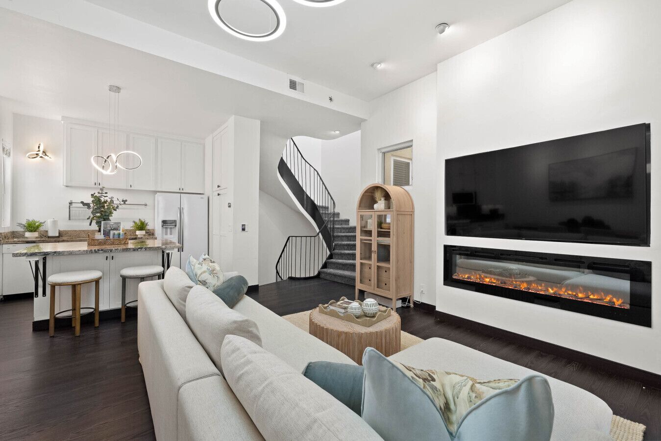 Smart-TV, Kamin, Stereoanlage