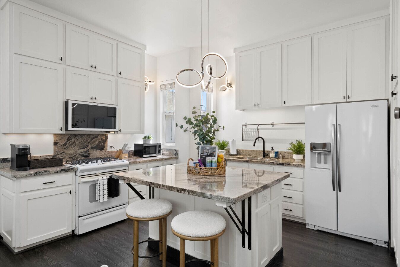 Kühlschrank, Mikrowelle, Ofen, Herdplatte