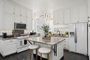 Fridge, microwave, oven, stovetop - City Lights & Rooftop Nights by Rather Be Properties (San Diego)