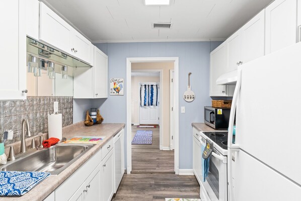 Fridge, microwave, oven, stovetop - 2 Beaches Villa - Amazing Location - Sunset Beach or OIB easily accessible (Ocean Isle Beach)