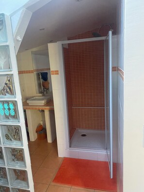 Secador de pelo, bidé, toallas y papel higiénico