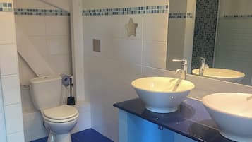 SĂšche-cheveux, bidet, serviettes fournies, papier toilette