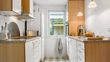 Kühlschrank, Geschirrspüler, Wasserkocher mit Kaffee-/Teezubehör