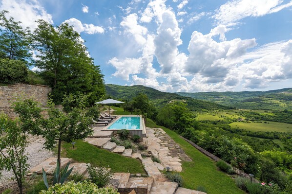 Pool - Villa Majestic Eye with infinity pool in nature paradise near Motovun
 (Sveti Bartol)