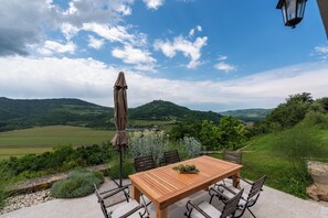Outdoor dining - Villa Majestic Eye with infinity pool in nature paradise near Motovun
 (Sveti Bartol)