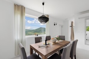 Dining - Villa Majestic Eye with infinity pool in nature paradise near Motovun
 (Sveti Bartol)