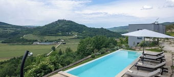 Villa Majestic Eye with infinity pool in nature paradise near Motovun