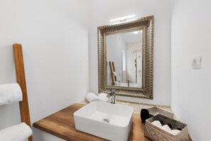 Shower, hair dryer, bidet, towels - Villa Majestic Eye with infinity pool in nature paradise near Motovun
 (Sveti Bartol)