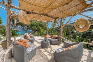 Terrace/patio - Villa Neuve vue mer à Pramousquier Face au Cap Nègre, Idéalement Située ! (Le Lavandou)