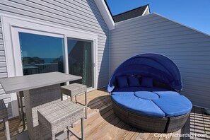 Outdoor dining - Quick Escape Surf City: Ocean Views & Ocean Sounds Included (Surf City)